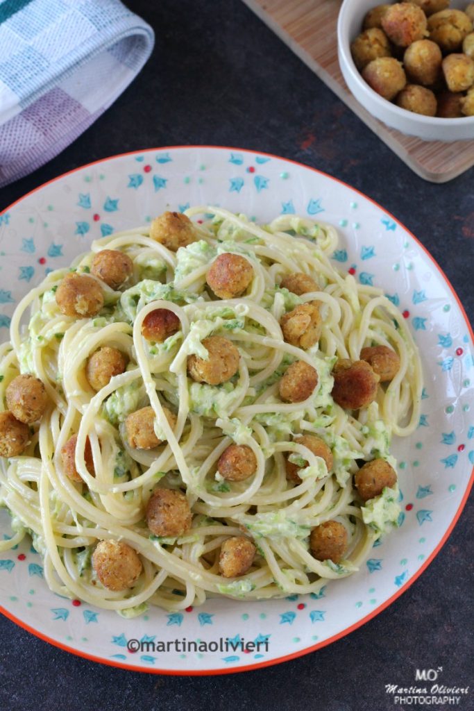 Pasta con calabacines y albóndigas de atún