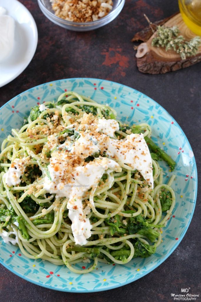 Pasta con grelos y burrata