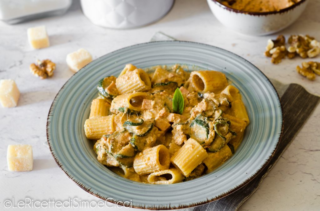Pasta con pesto de nueces, calabacín y jamón: primer plato cremoso y rápido