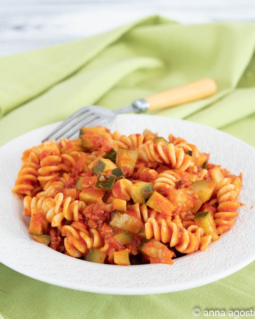 pasta al sugo con zucchine