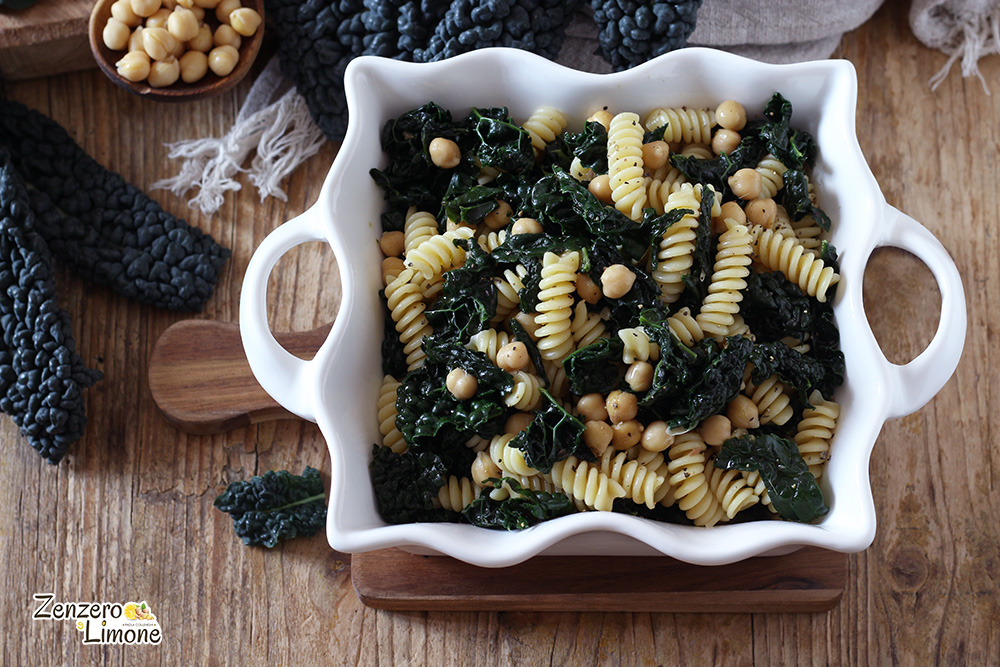 Pasta rústica con col rizada negra y garbanzos