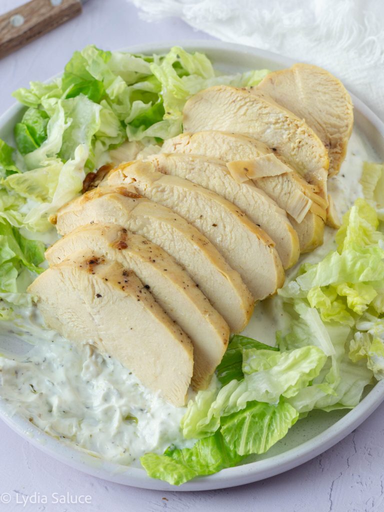 Pechuga de pollo en láminas con salsa de yogur