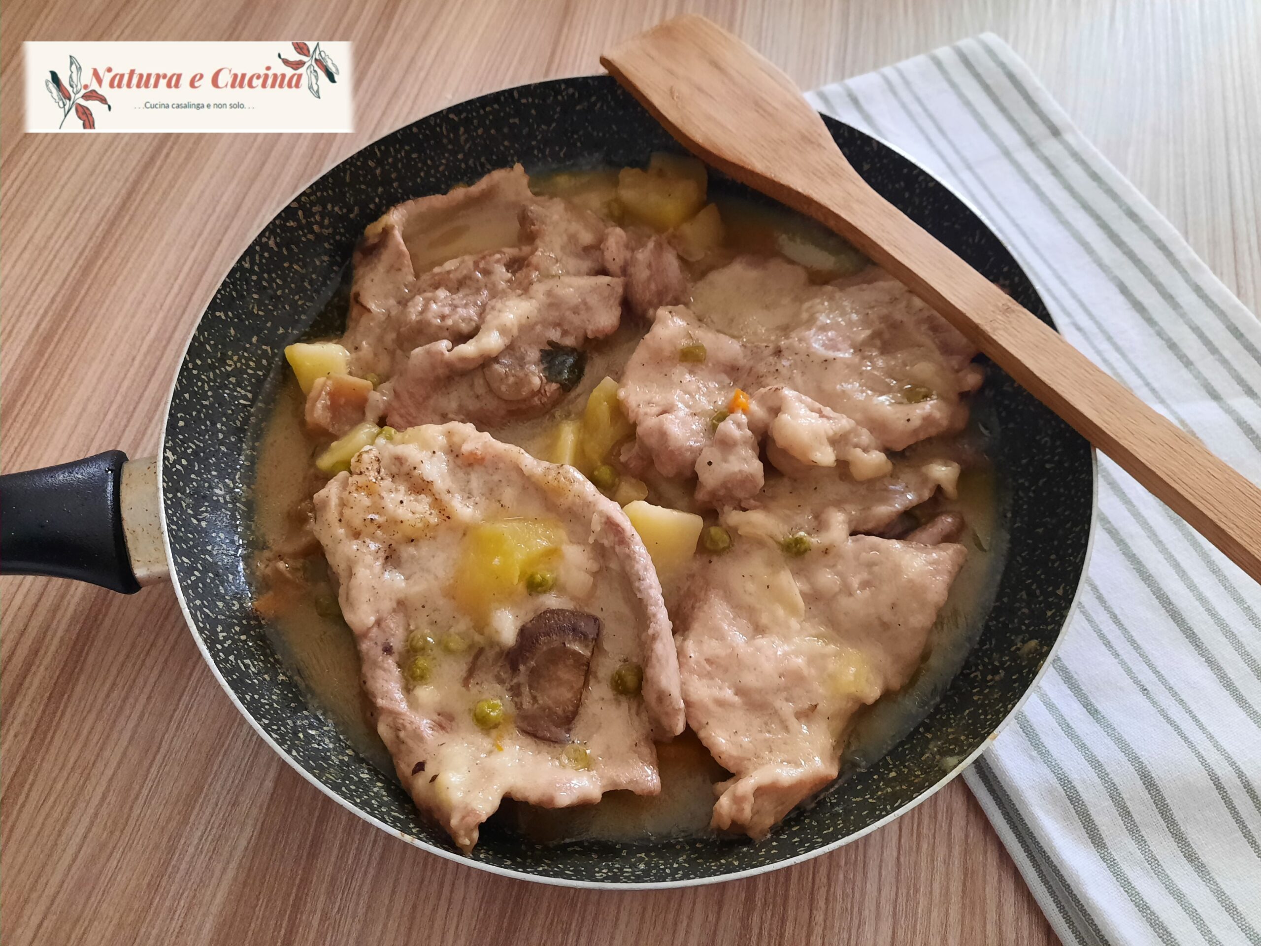 Filetes de muslo de pavo con patatas, champiñones y guisantes