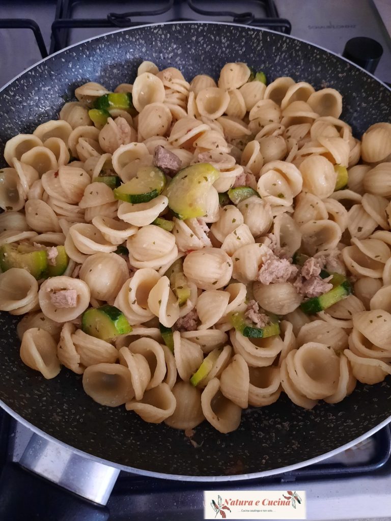 orecchiette con atún y calabacines
