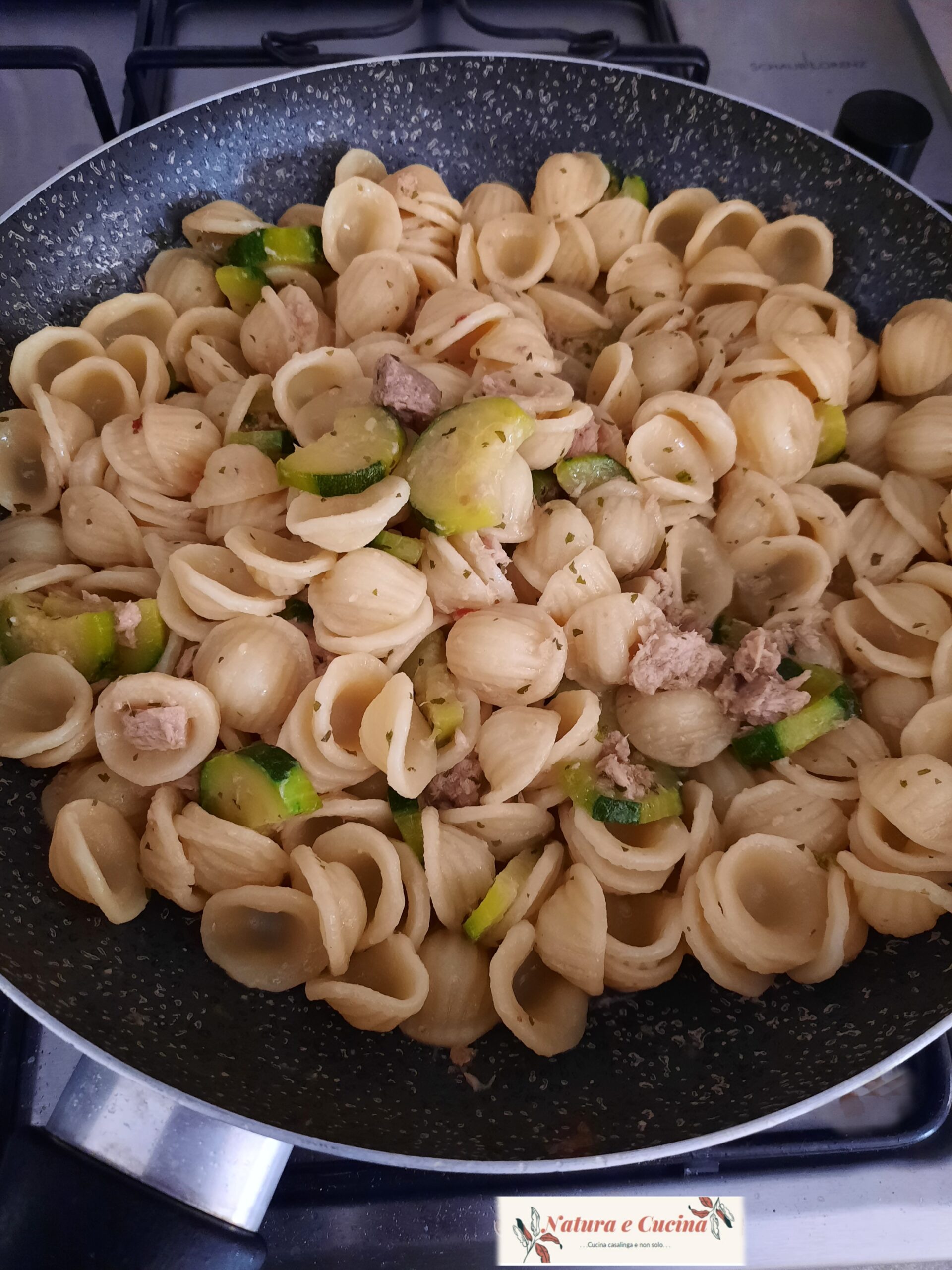 Orecchiette con atún y calabacines