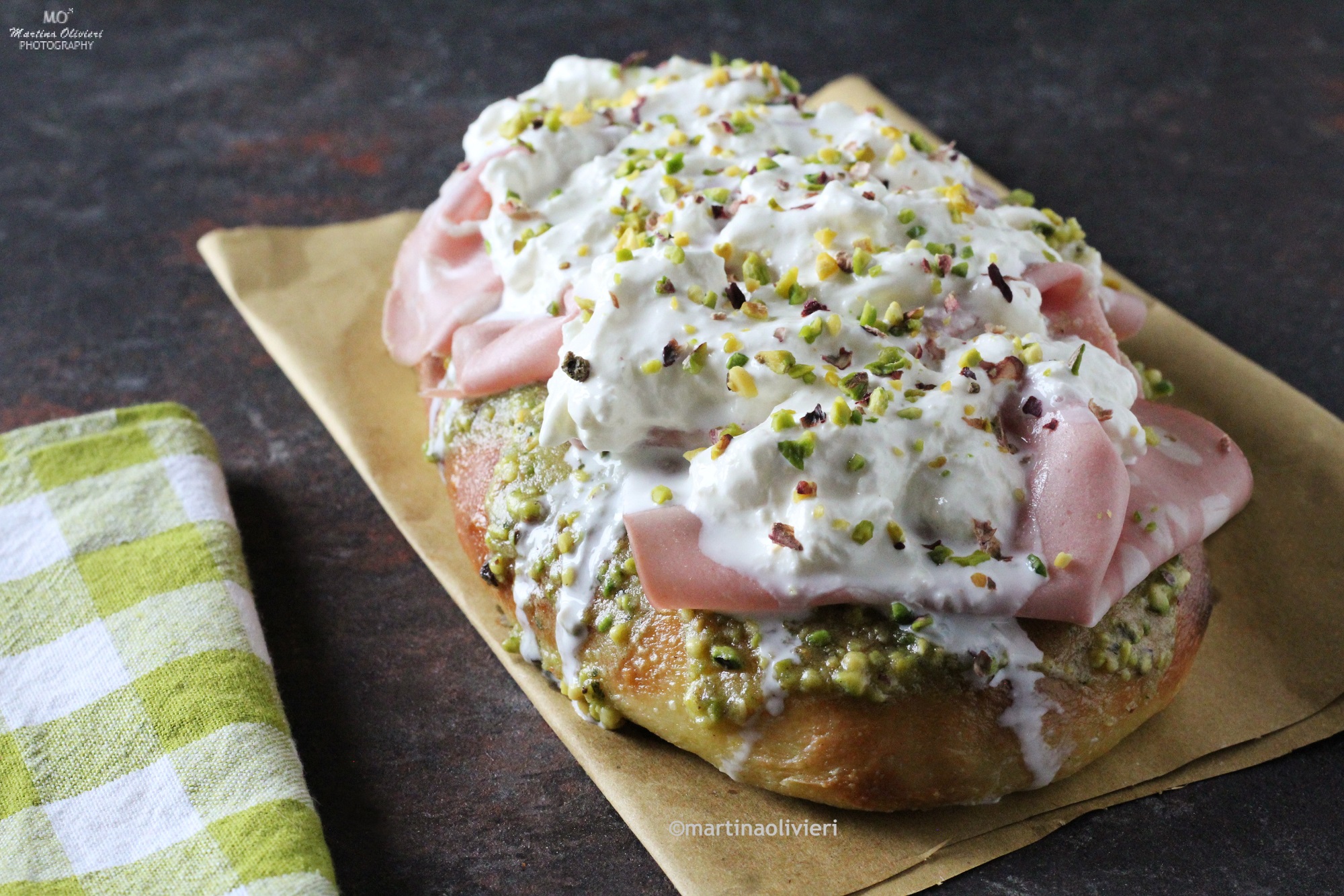 Pizza con mortadela, stracciatella y pistachos