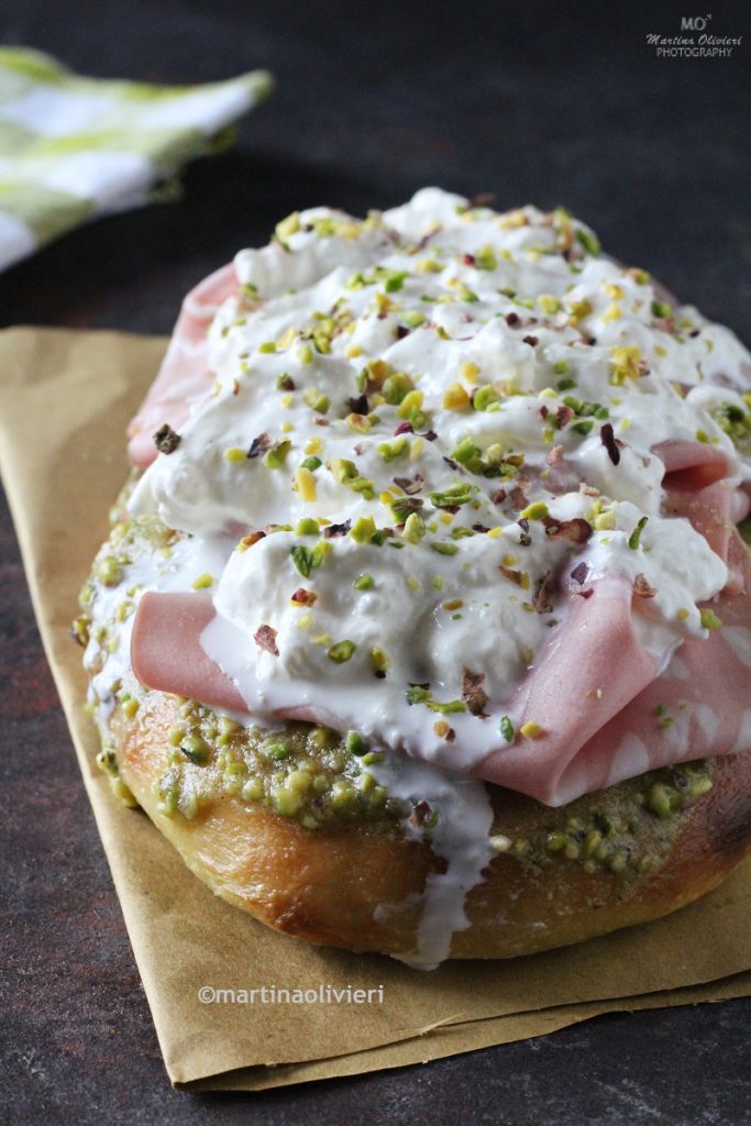 Pizza con mortadela, stracciatella y pistachos