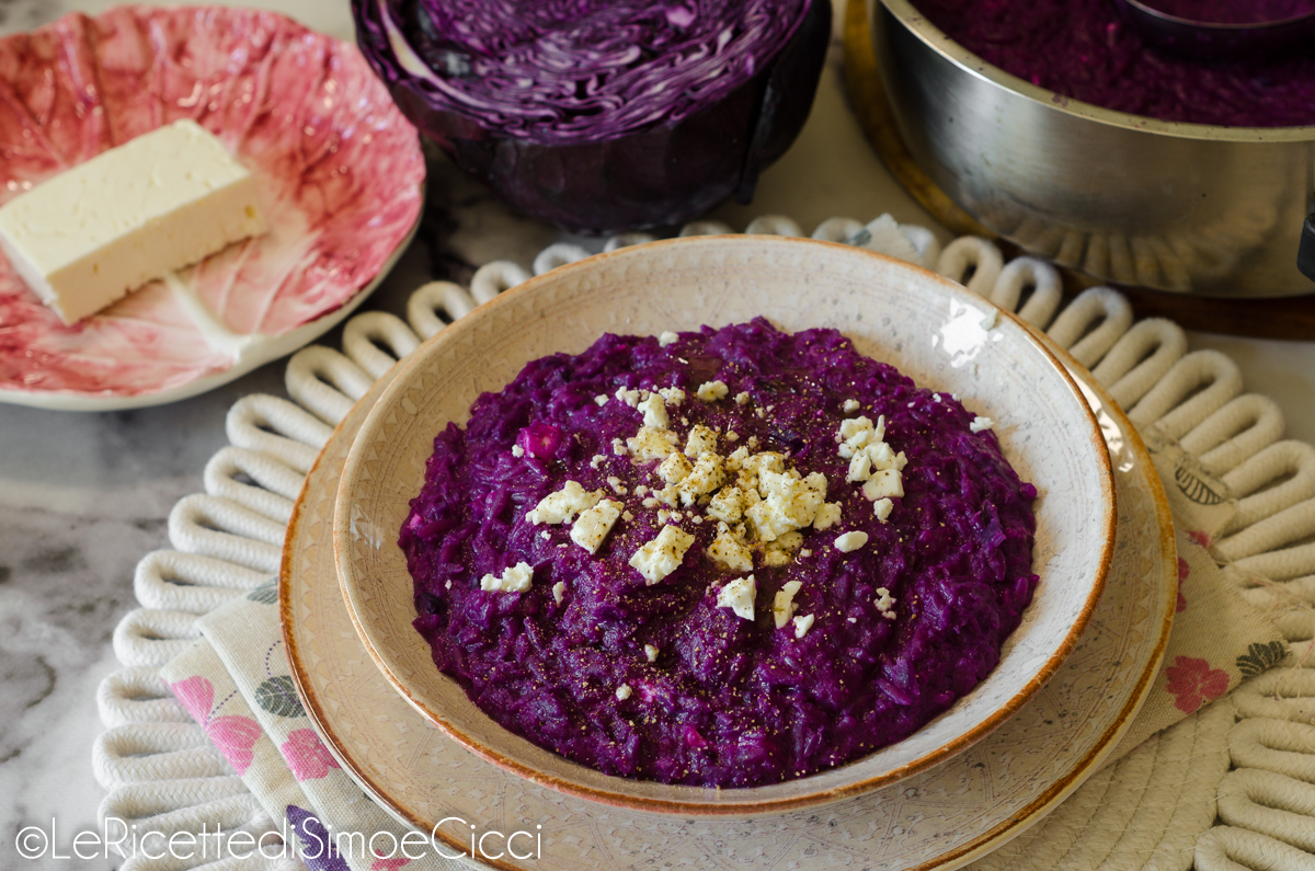 Risoni con crema de col morada y feta en una sola olla