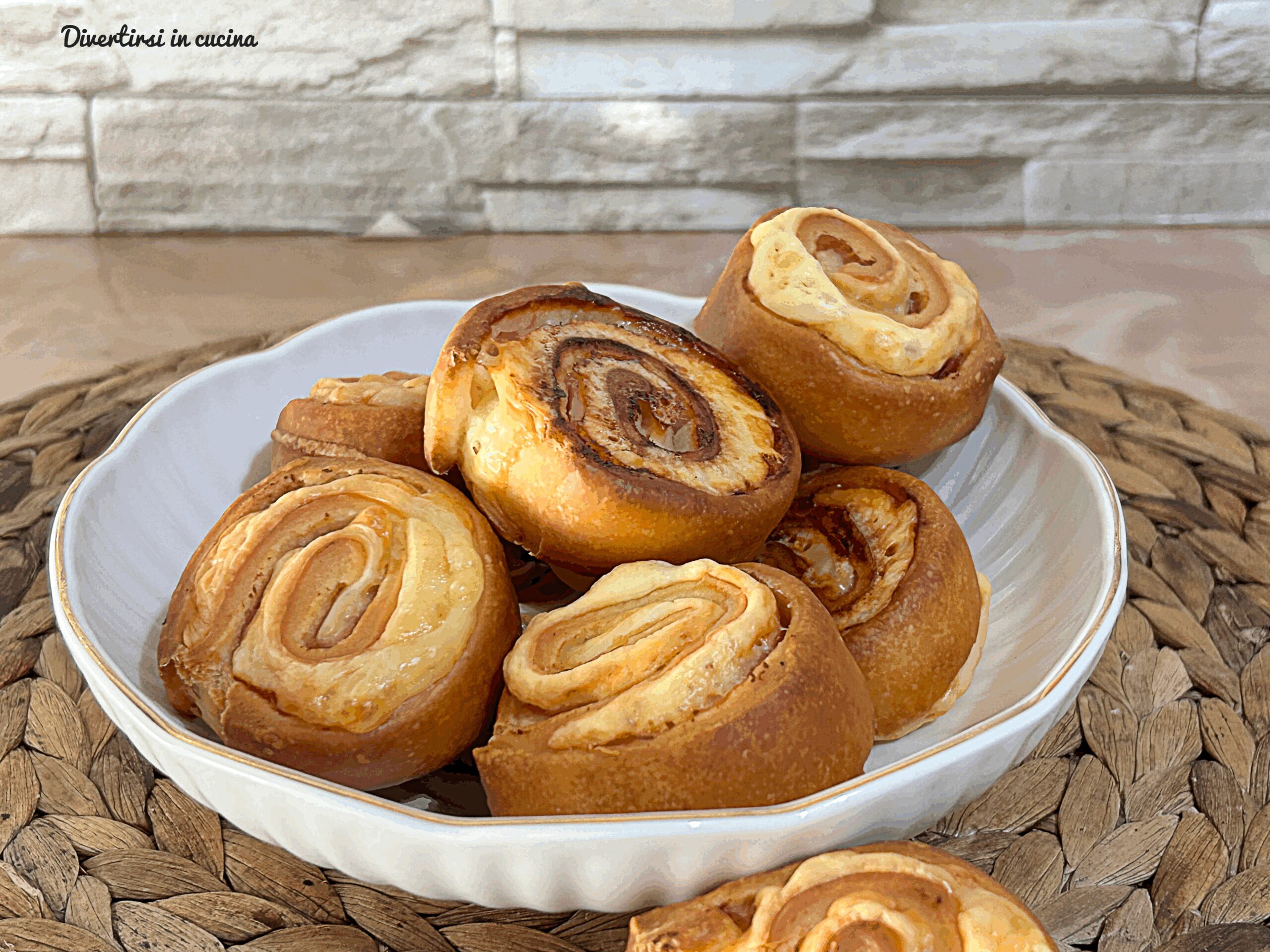 Rollitos de masa para pizza con jamón y queso