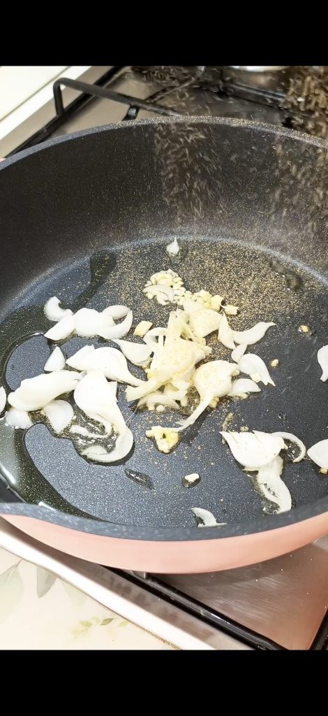 Aceite, jengibre, ajo, cebolleta en la sartén o wok