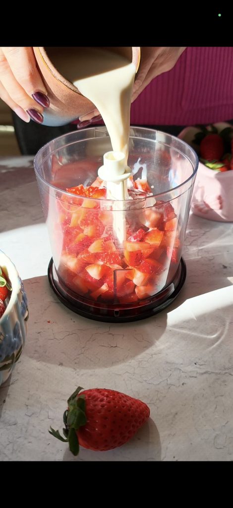 Leche y fresas en la batidora
