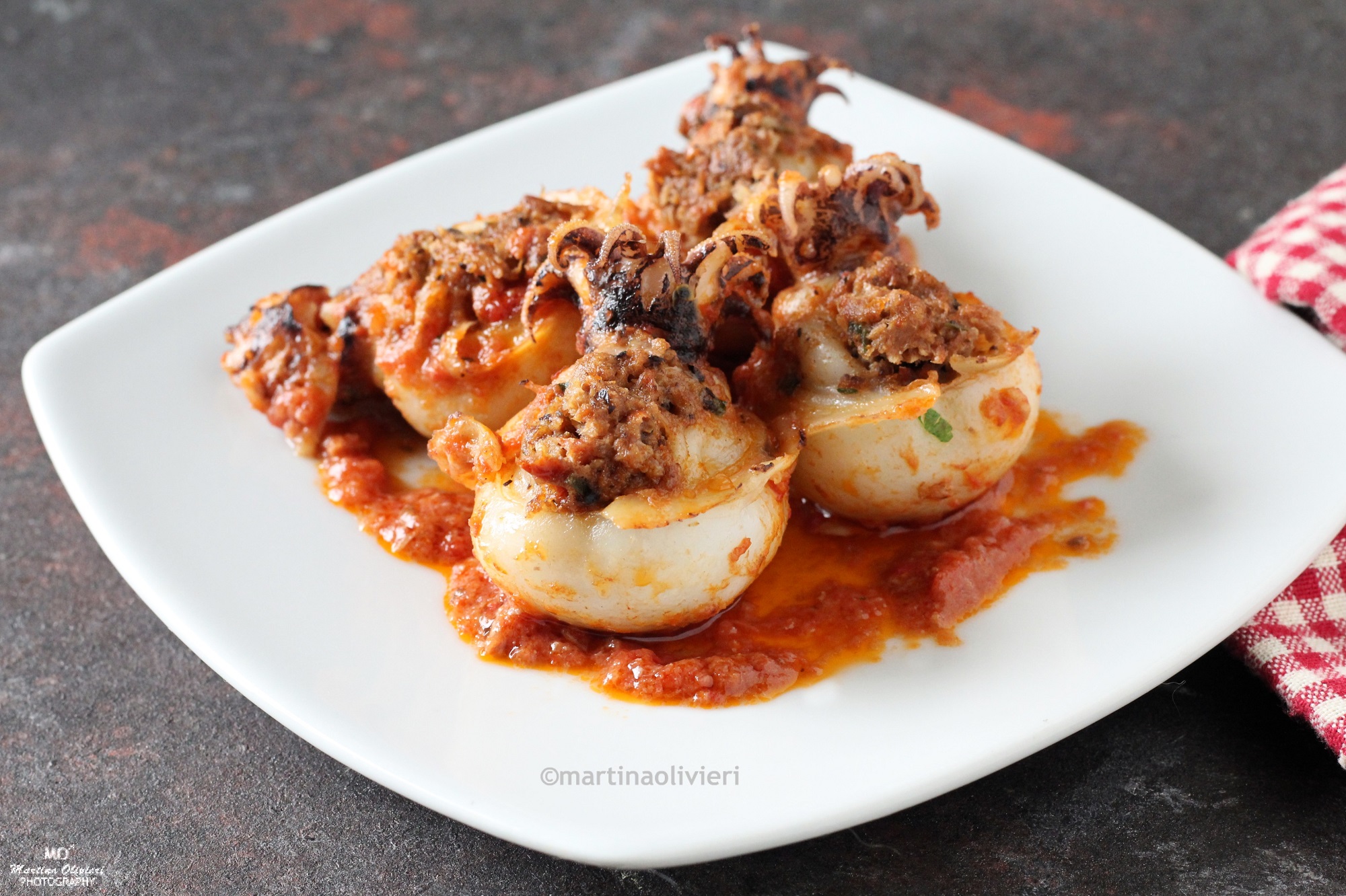 Sepias rellenas de atún, tomates secos y aceitunas