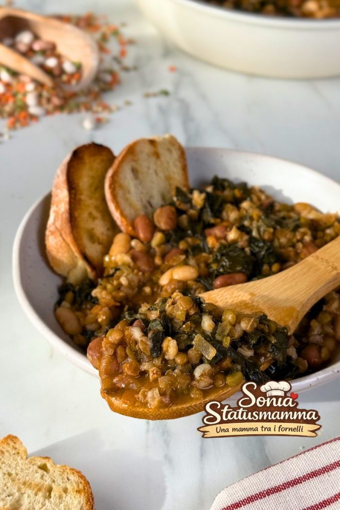 Sopa de cereales y legumbres con col negra humeante con pan tostado en cuenco rústico