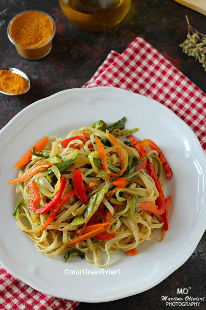 Tagliatelline de arroz con verduras especiadas