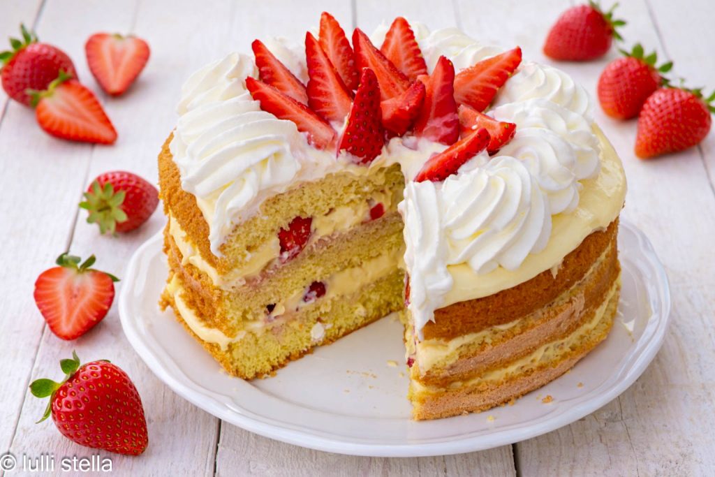 Tarta de fresas casera decorada con fresas frescas enteras