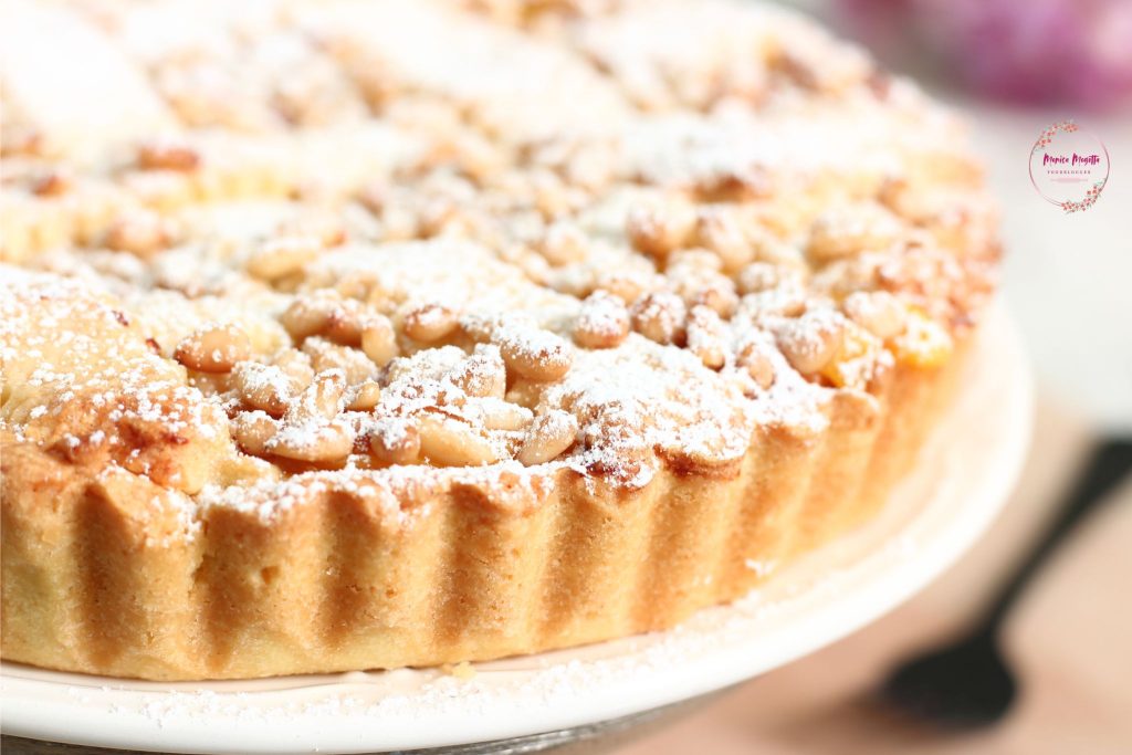 Tarta de la abuela clásica con crema pastelera y piñones