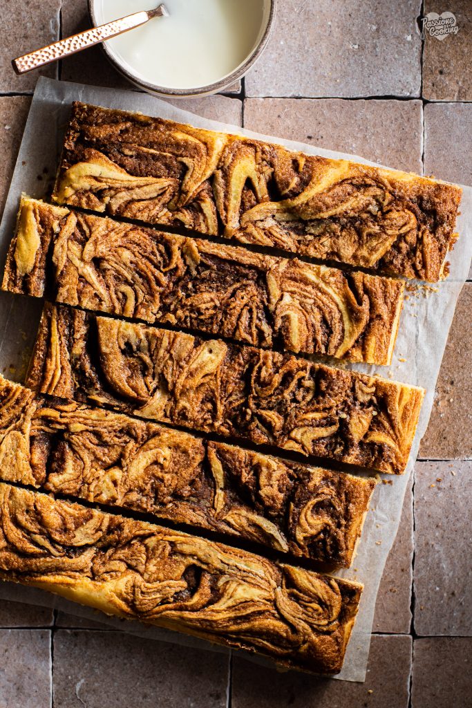 Tarta de yogur veteada a la canela