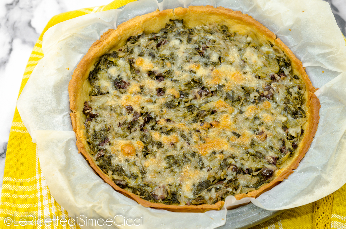 Tarta salada con harina de garbanzo, escarola y aceitunas