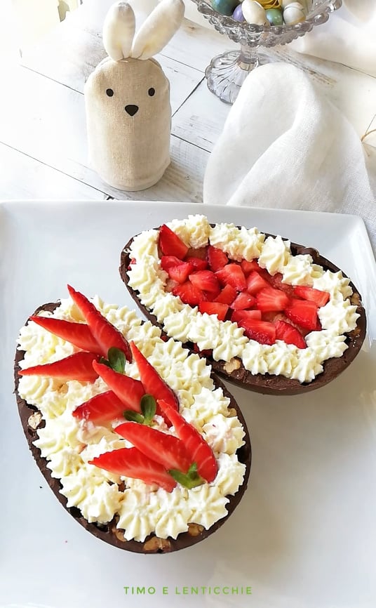 Tiramisú de fresas en el huevo de Pascua
