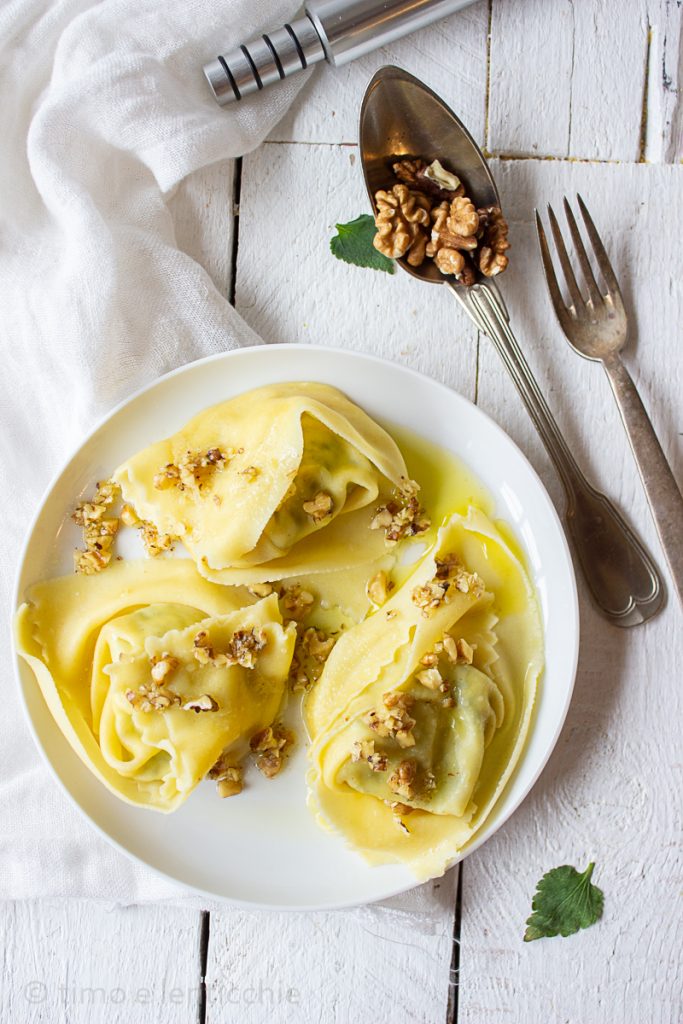 Tortelli de ortigas con salsa de nueces