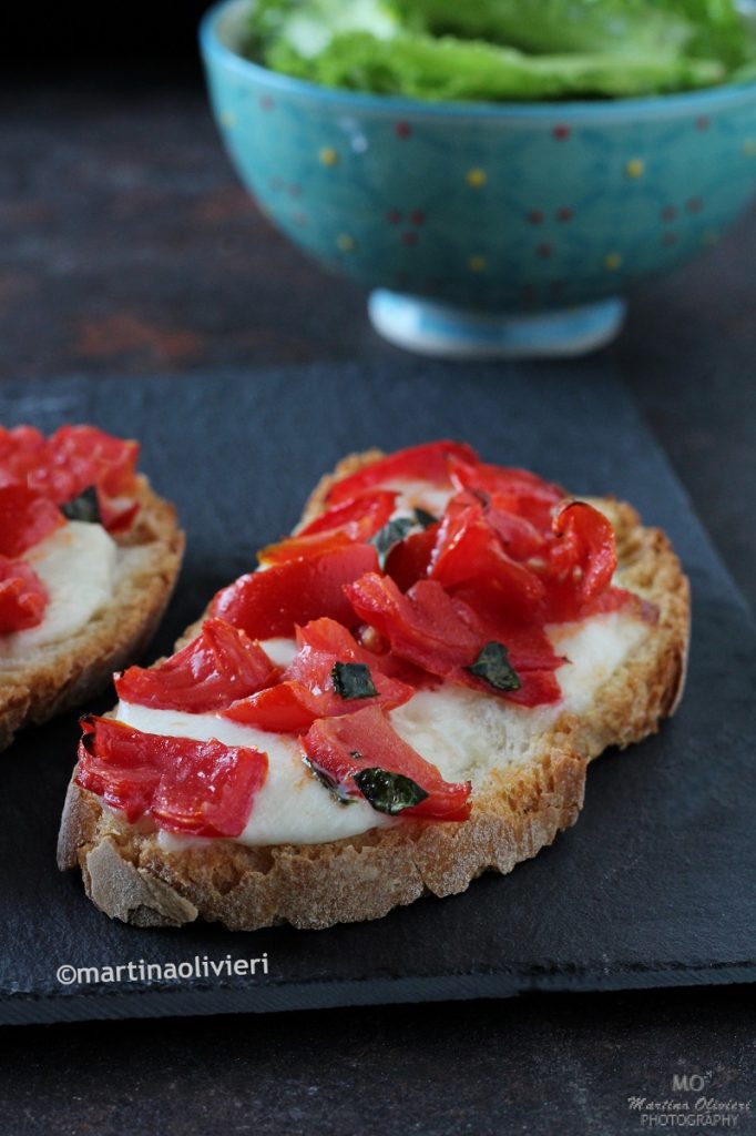 Tostas con tomatitos y mozzarella