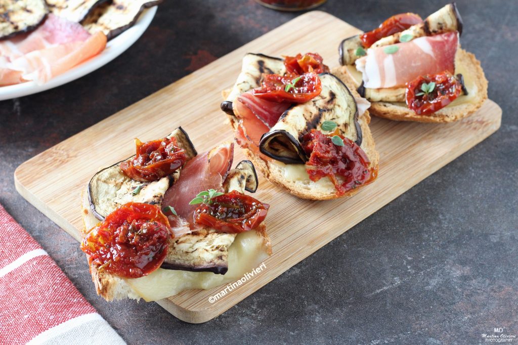 Tostas con speck, berenjenas a la plancha y scamorza