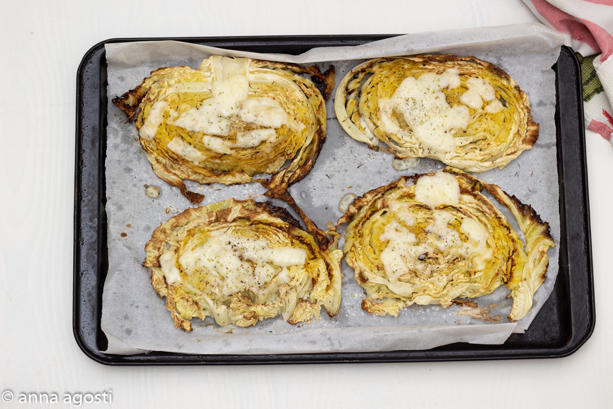 Verza asada al horno: el truco para que quede crujiente y con el queso fundente
