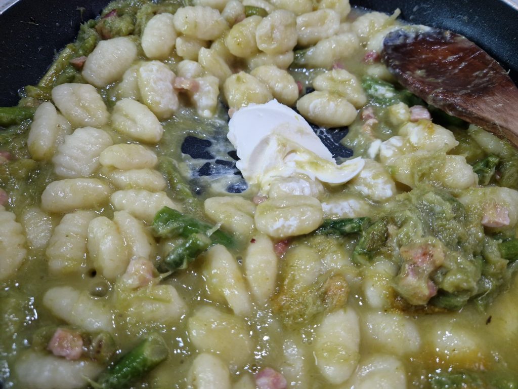 Ñoquis cremosos con espárragos y panceta crujiente