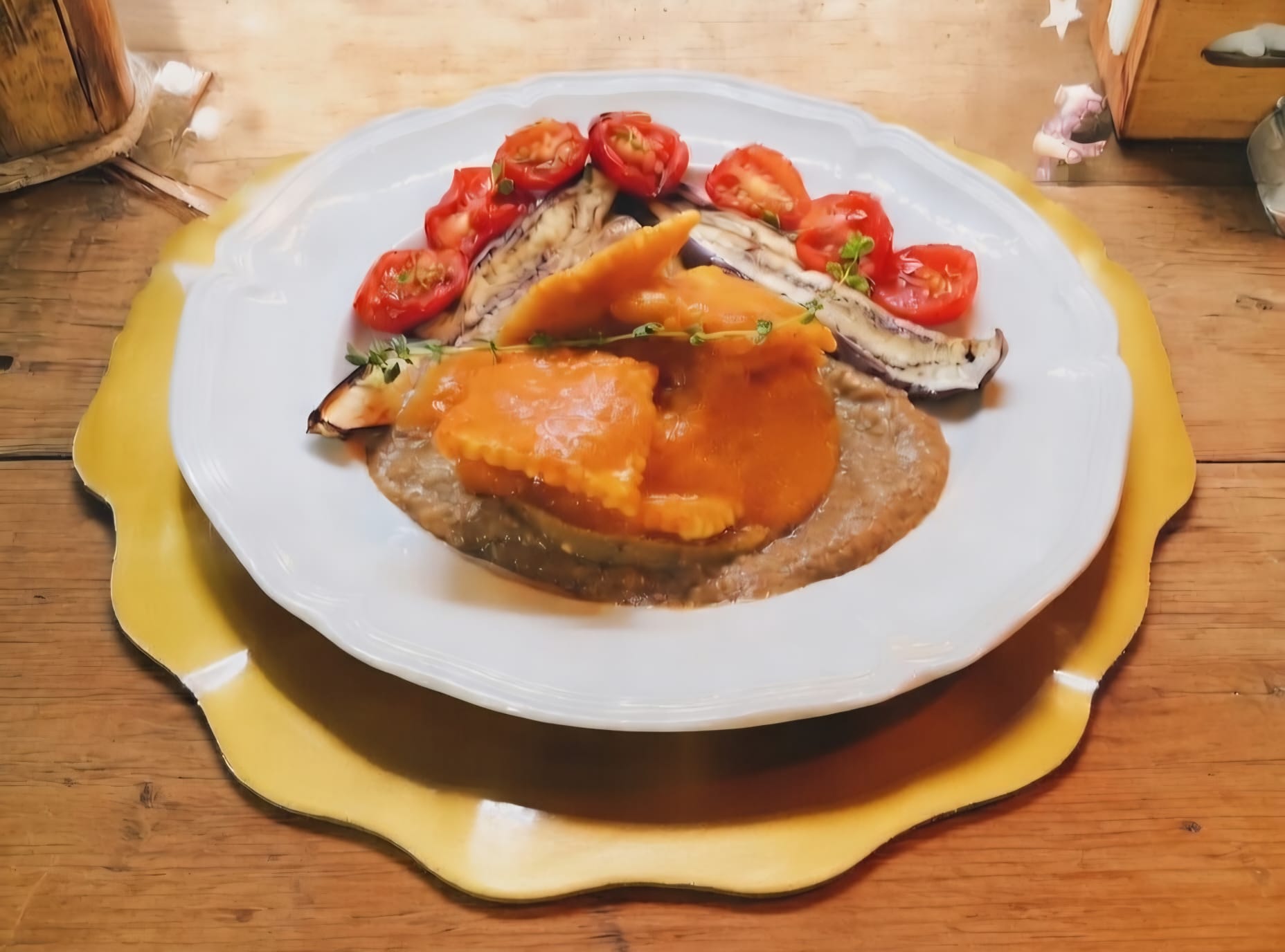 Raviolis cremosos con mousse de tomatitos y berenjenas