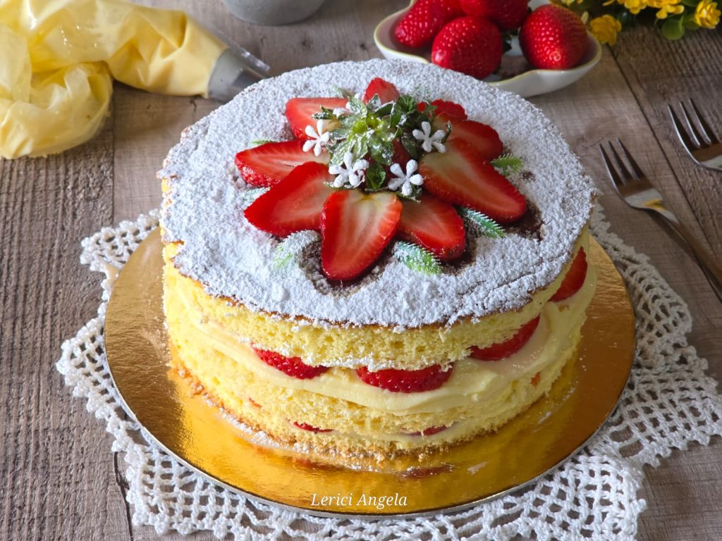 Tarta Esponjosa con Crema Chantilly y Fresas