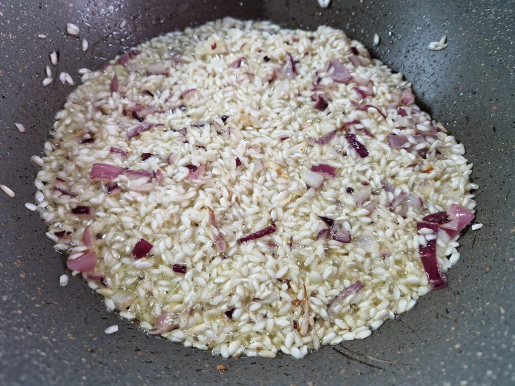 Risotto cremoso con alcachofas y mariscos