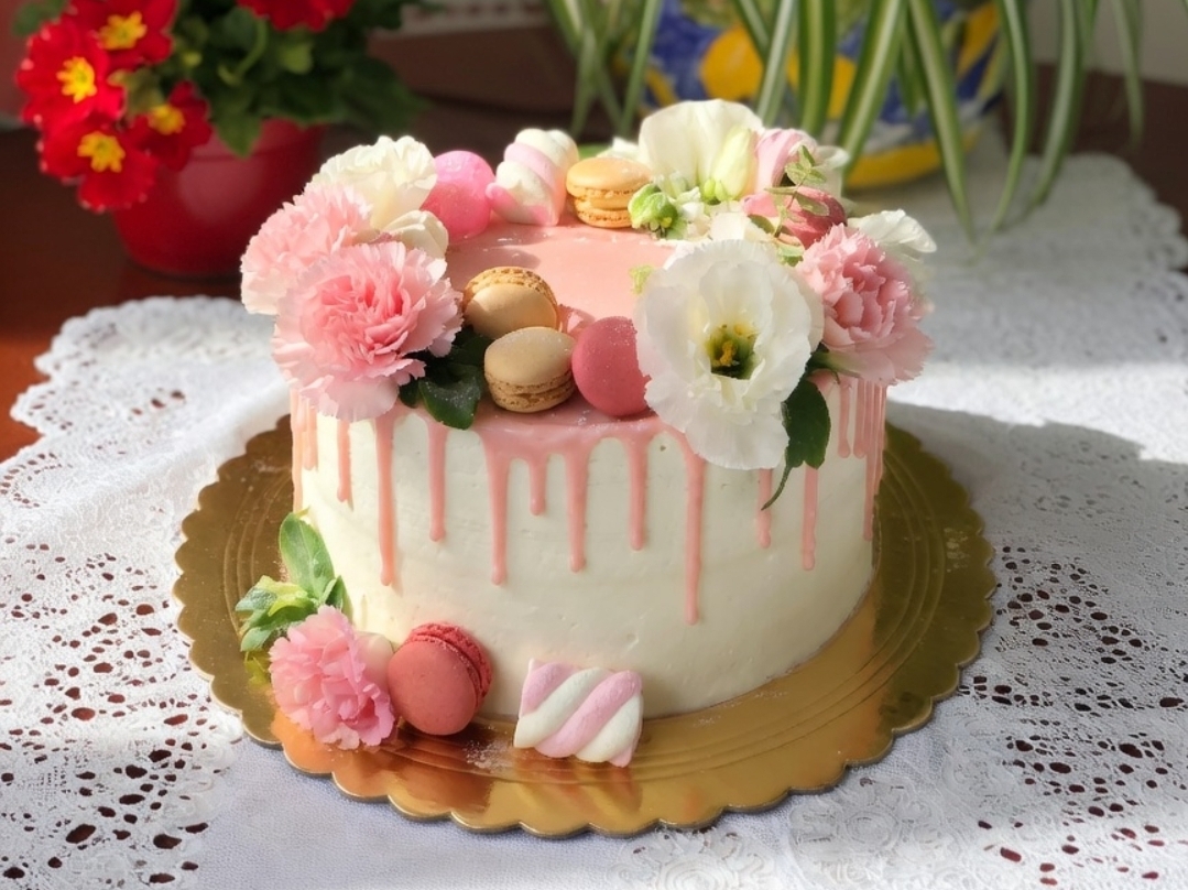 La tarta drip cake de fresas