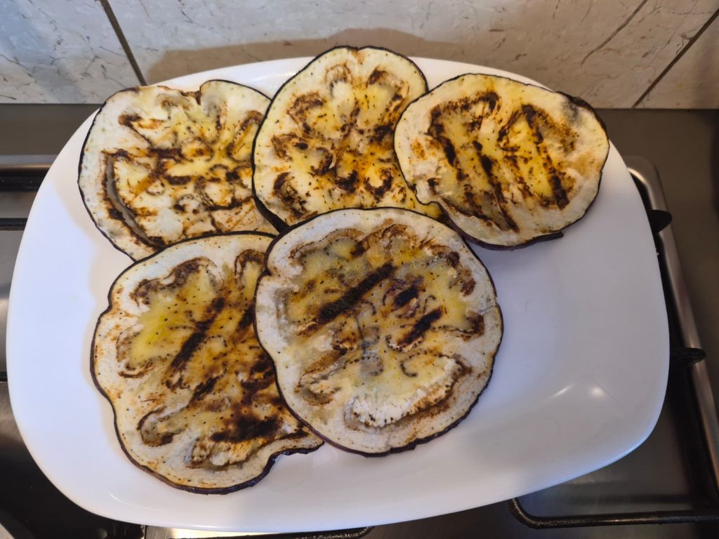 Rollitos de berenjena a la plancha con bresaola y queso receta ligera y rápida