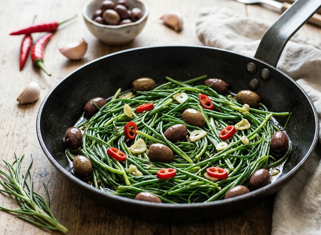 Agretti en sartén: el secreto para mantenerlos tersos y sabrosos