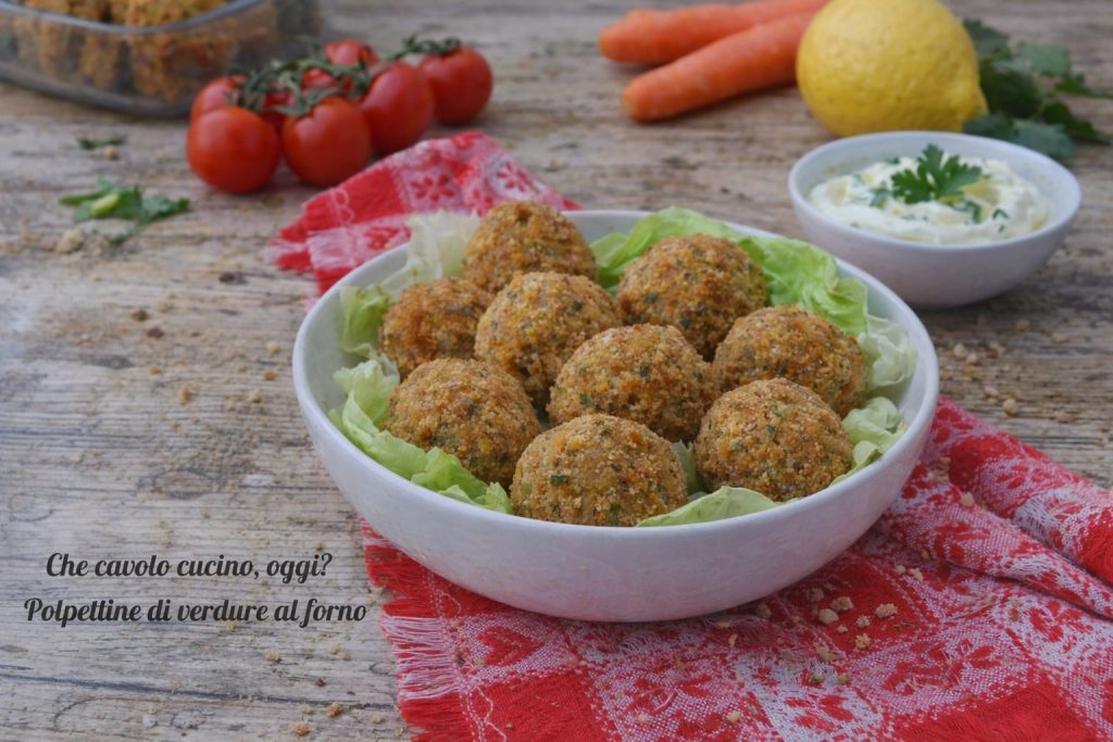 Albóndigas de verduras al horno en un bol con lechuga, tomates cherry y salsa de yogur sobre mesa rústica