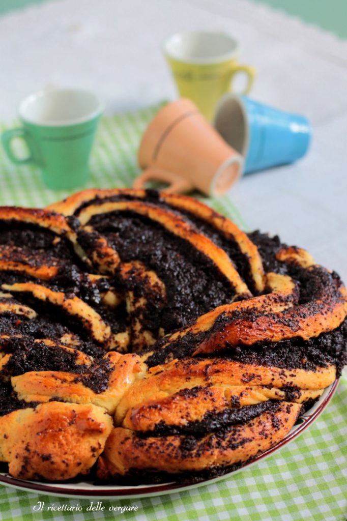 Detalle del trenzado de la Babka con semillas de amapola y leche condensada.
