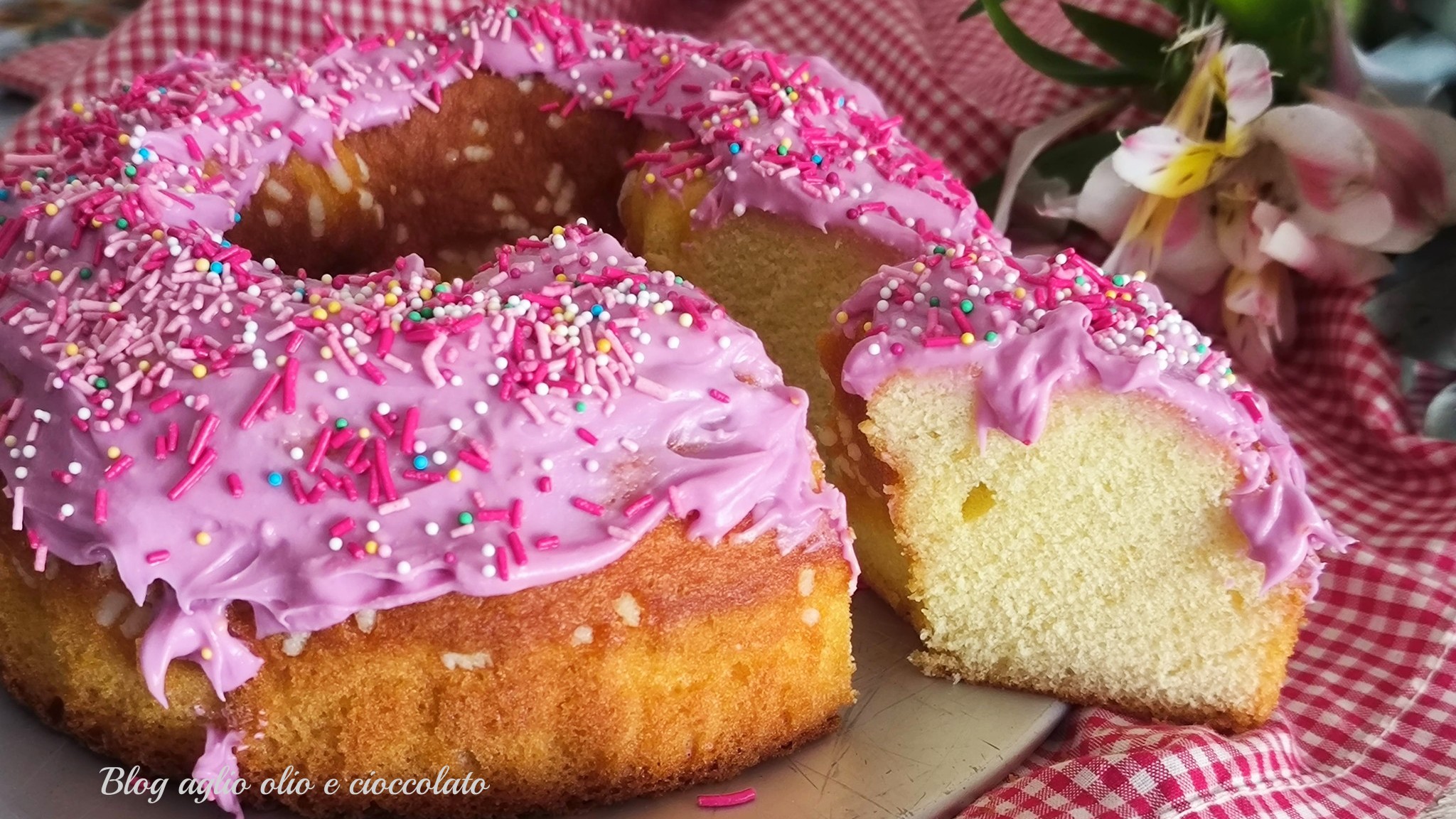 Bizcocho esponjoso de yogur griego con glaseado rosa, perfecto para Pascua