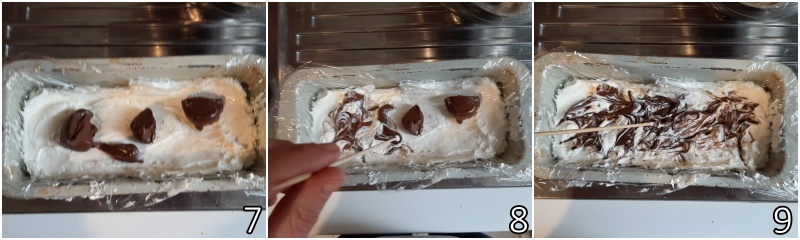 c. vierte la crema en un molde de plumcake y añade la Nutella