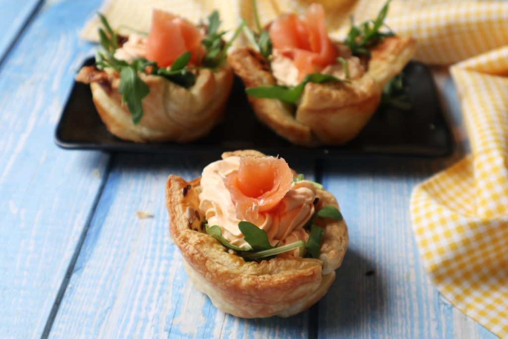Cestitos de hojaldre con salmón y rúcula