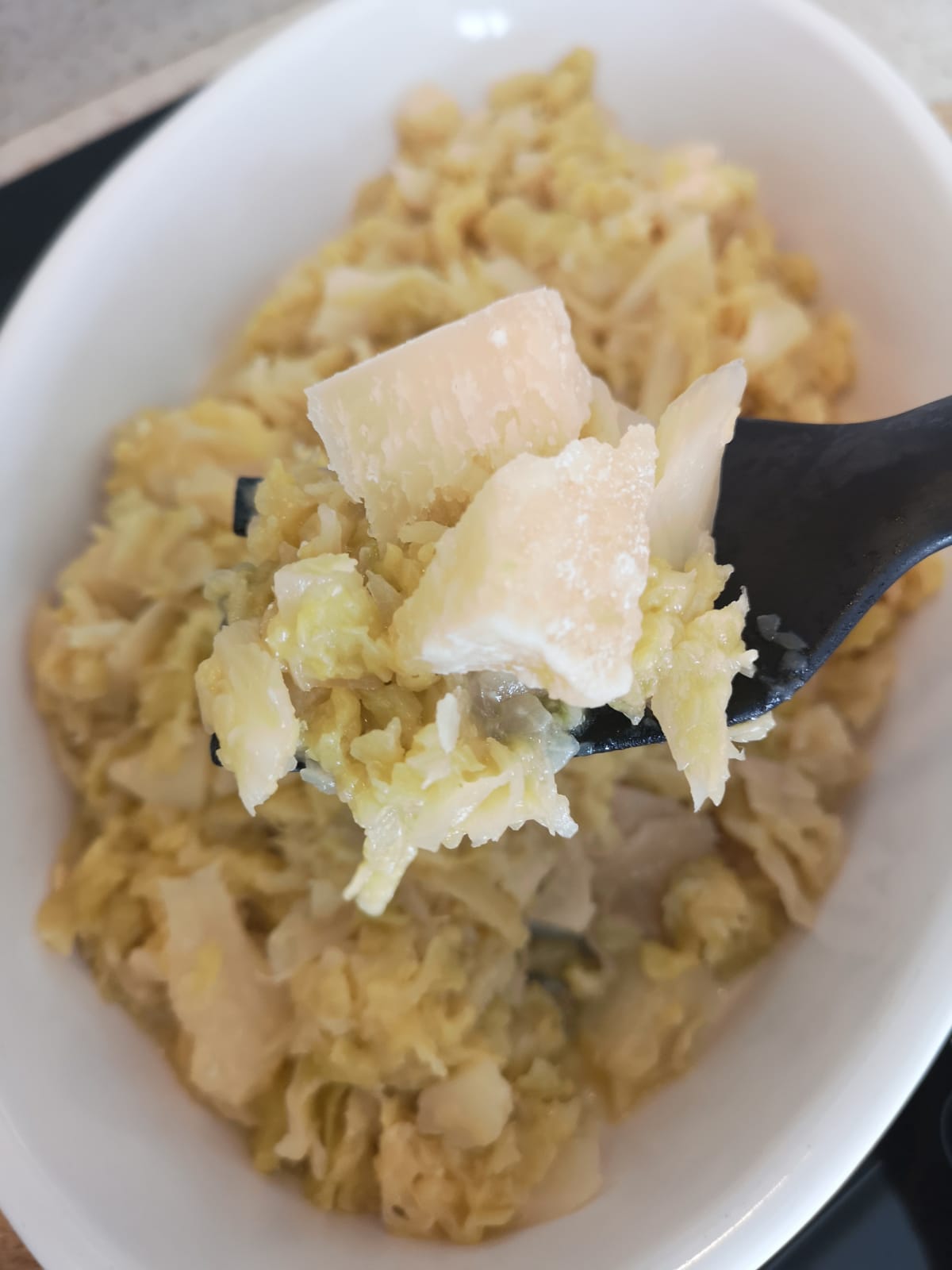 Col rizada estofada en sartén con Parmigiano: el acompañamiento de la abuela, sencillo e irresistible