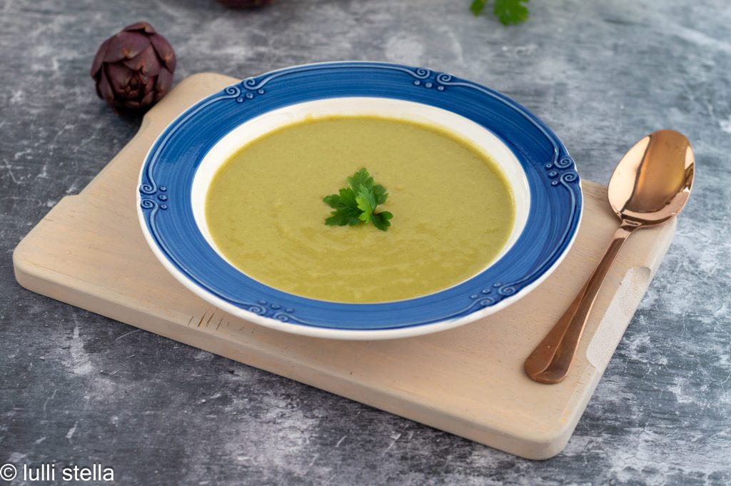 Crema de alcachofas con textura lisa y aterciopelada