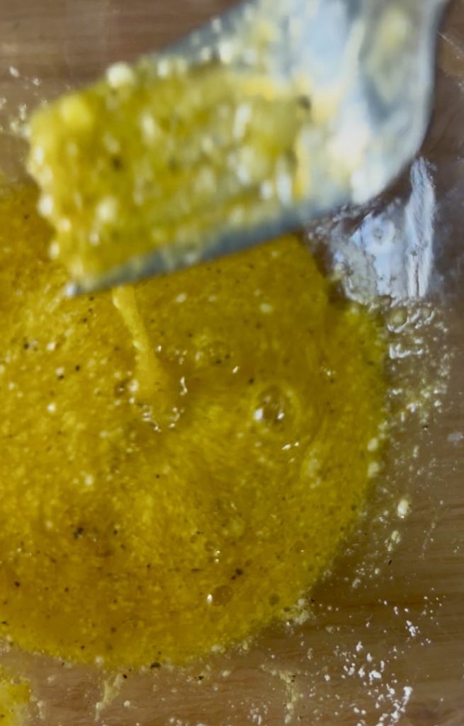 crema de huevos pecorino y pimienta preparada para la carbonara