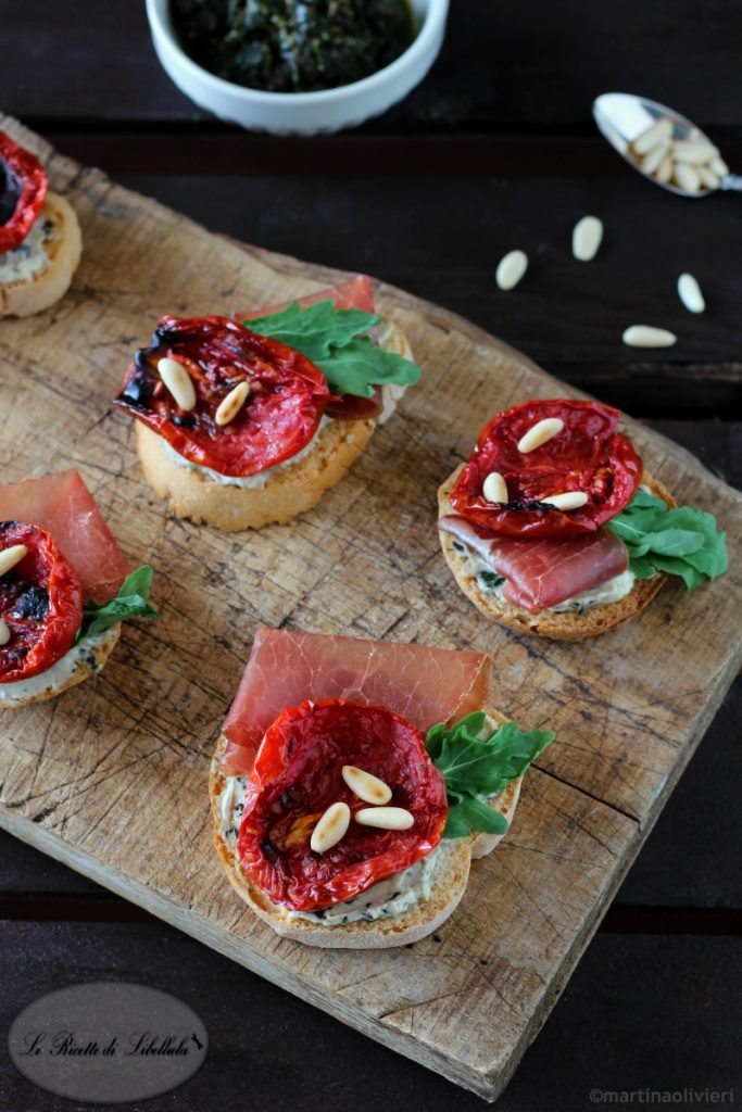 Crostini con bresaola, tomates asados y queso