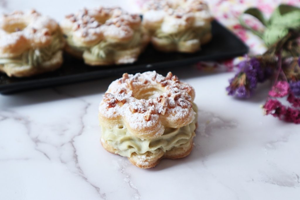 Fiori di sfoglia con crema al pistacchio