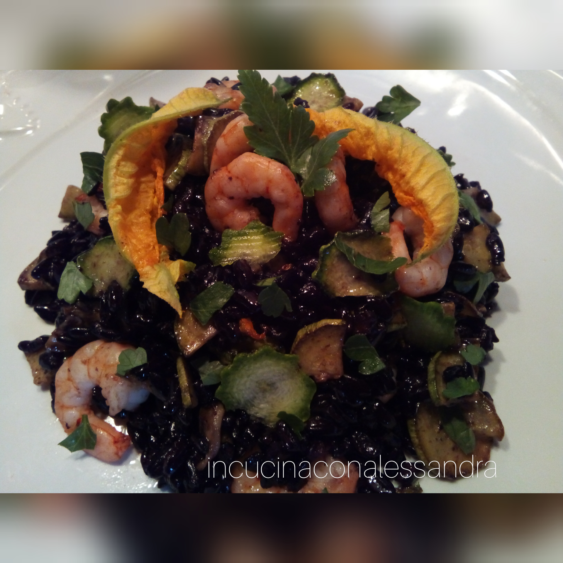 Arroz Venere con gambas y calabacines
