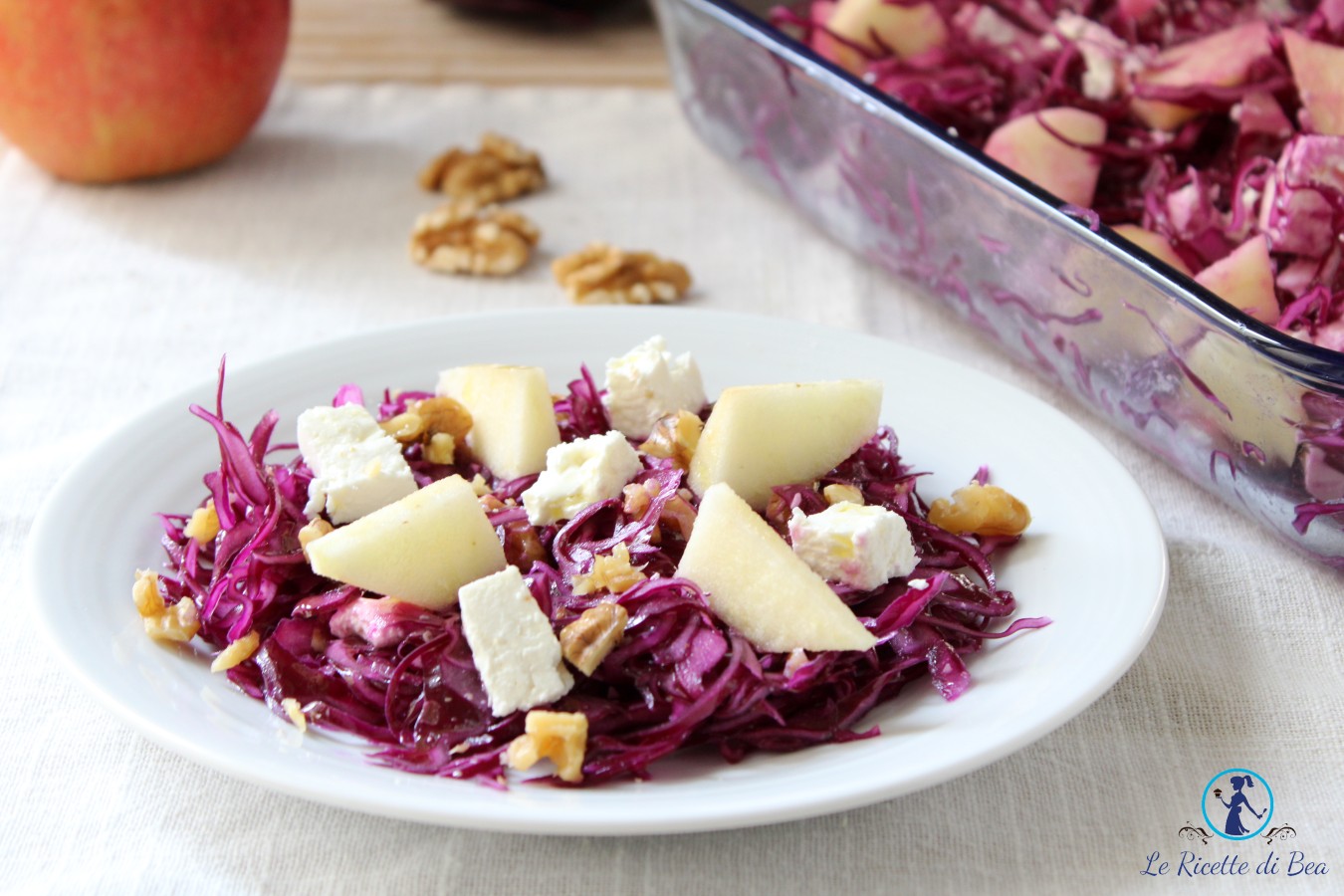 Ensalada de col lombarda con manzana, feta y nueces