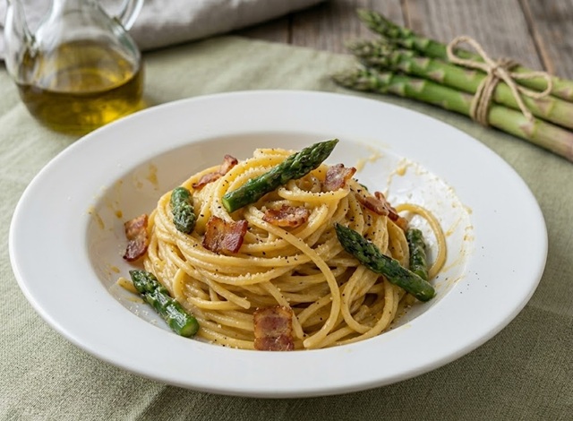 Espaguetis con espárragos y panceta crujiente: el secreto para una crema perfecta y no líquida