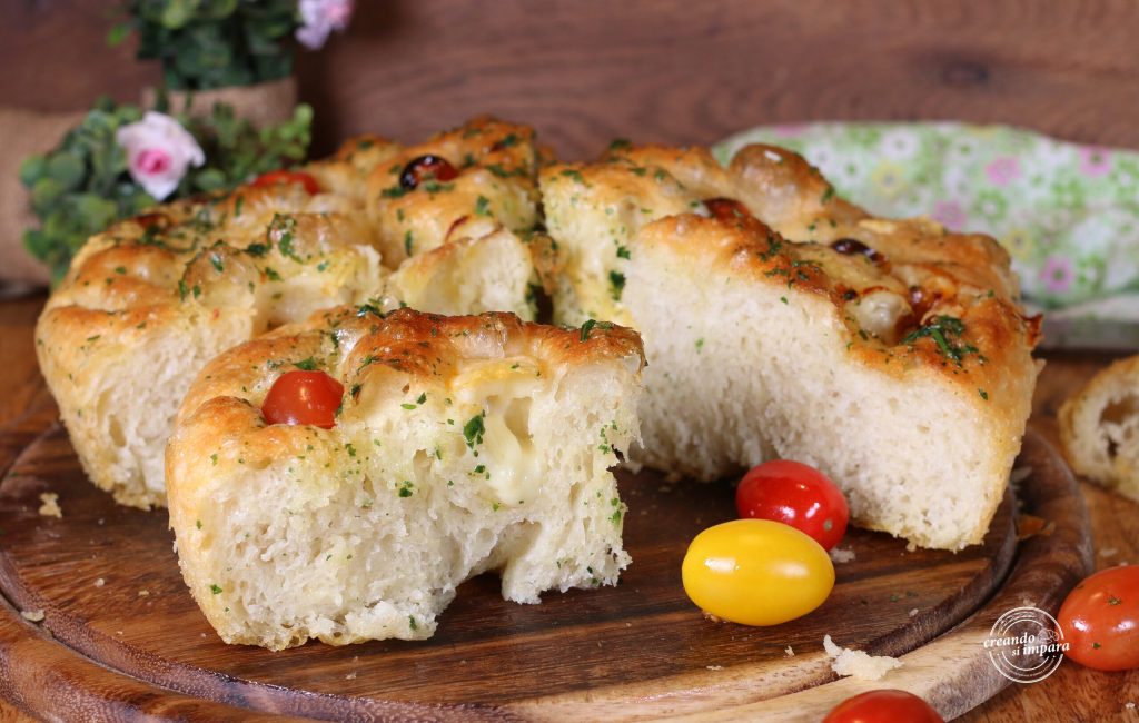 Focaccia esponjosa con tomates cherry y asiago