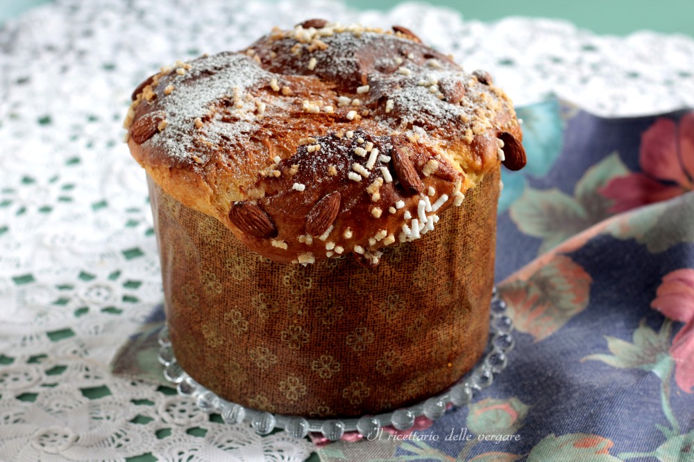 Focaccia veneciana (Fugassa) entera recién horneada en el molde alto, decorada con almendras y granillo de azúcar.
