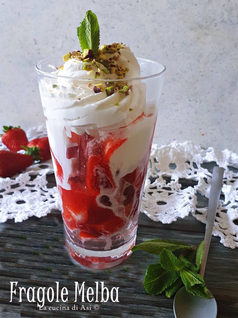 fresas Melba con helado, nata y pistachos